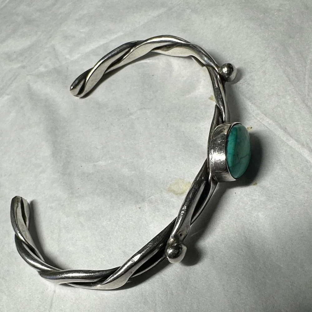 Vintage southwestern style Silver and Turquoise Women's Bracelet - Picture 2 of 8